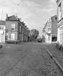 882144 Gezicht op de kruising van de Tulpstraat (voorgrond) met de Mgr. van de Weteringstraat te Utrecht.